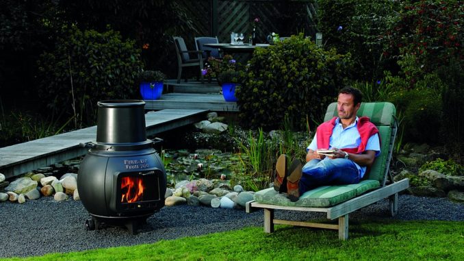 Grillen, braten, räuchern, heizen – Abenteurer und Gourmets kommen voll auf ihre Kosten. Foto: Leda Werk/akz-o Grillen, braten, räuchern, heizen – Abenteurer und Gourmets kommen voll auf ihre Kosten. Foto: Leda Werk/akz-o