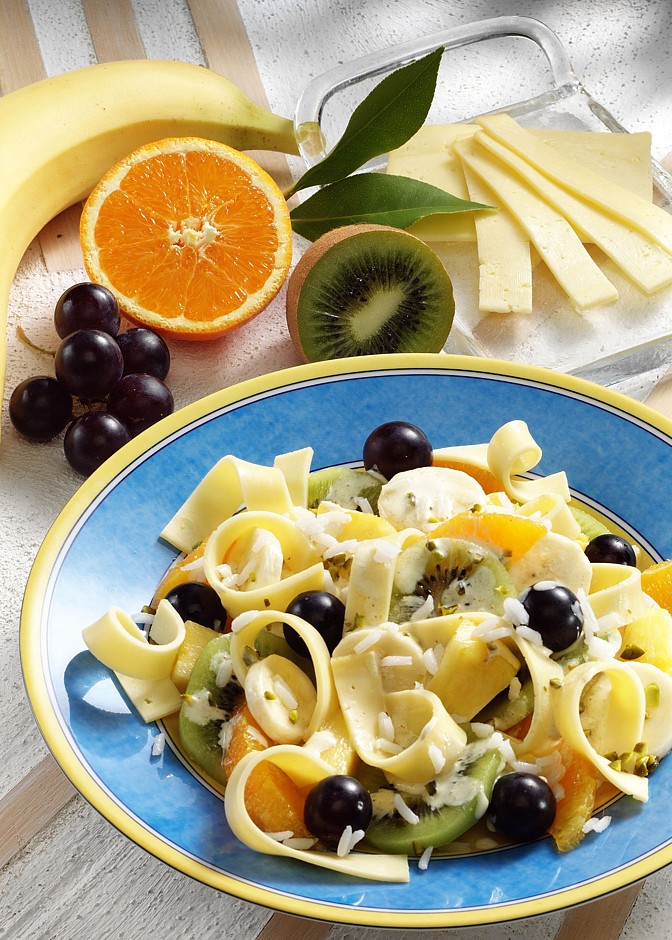 Käse-Salat mit Früchten und Reis Fotohinweis: Wirths PR